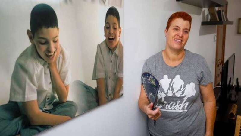 Pino Santana posa junto a un cuadro con fotografías de Aarón en su casa. Esta madre coraje lleva días sin apenas dormir buscando una solución para su hijo (Foto C7)